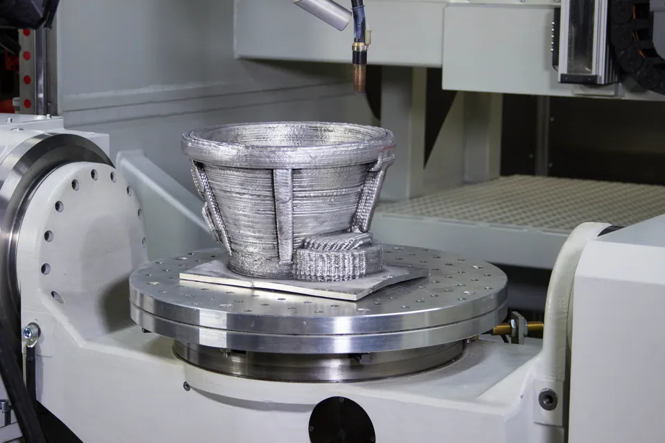 Fertig aufgebautes Metallbauteil auf dem Drehtisch